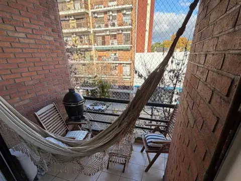Luminoso 3 amb con  balcón, pileta y parrilla en Colegiales