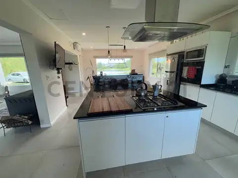 VENTA CASA QUINTA AMOBLADA BARRIO CERRADO- CHACRAS DE URIBELARREA