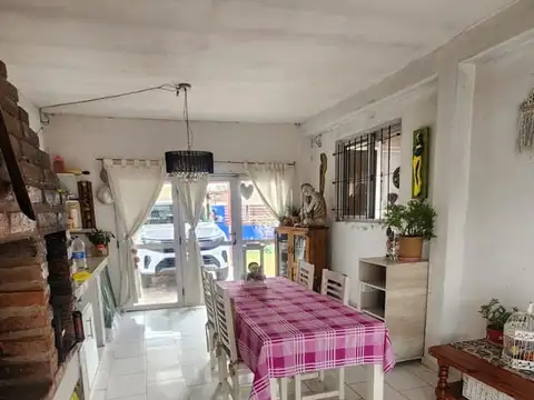 Casa 6 ambientes con 2 baños