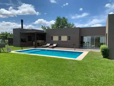 Casa en Alquiler Temporal con 2 cocheras