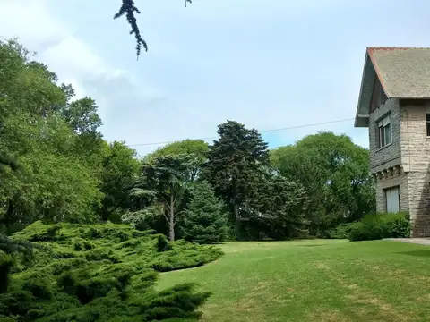 Casa 10 ambientes con 6 baños