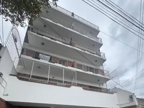 Departamento de 3 Ambientes con patio.