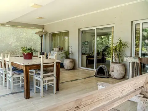 Casa en Venta con 2 cocheras