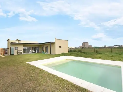 Casa 4 ambientes con 3 baños