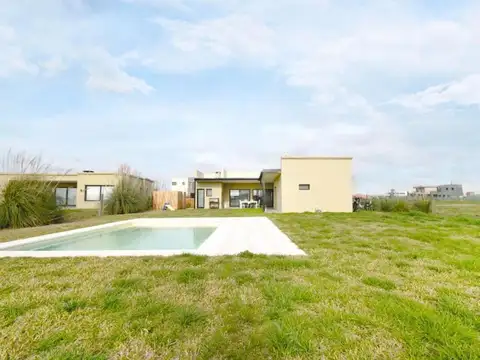 Casa en Venta con 4 cocheras