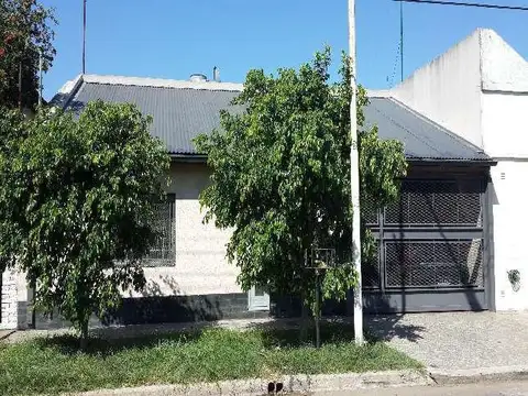 Casa  en Venta en Villa Luzuriaga 3 AMBIENTES CON GGE , FONDO LIBRE PARQUIZADO , APTO CREDITO 