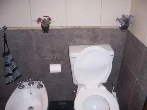 Casa  en Venta en Villa Luzuriaga 3 AMBIENTES CON GGE , FONDO LIBRE PARQUIZADO , APTO CREDITO 
