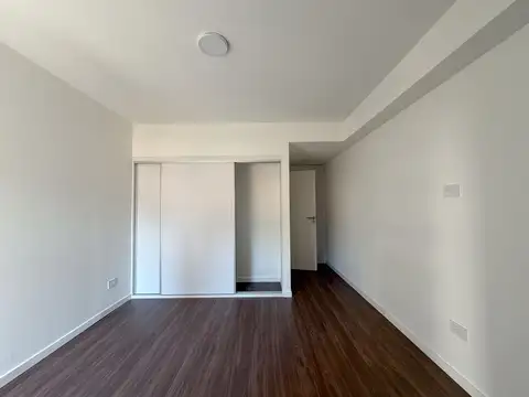 Casa de pasillo con 3 dormitorios, 3 baños, radiadores, escritorio y patio