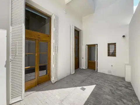 Casa de pasillo con 3 dormitorios, 3 baños, radiadores, escritorio y patio