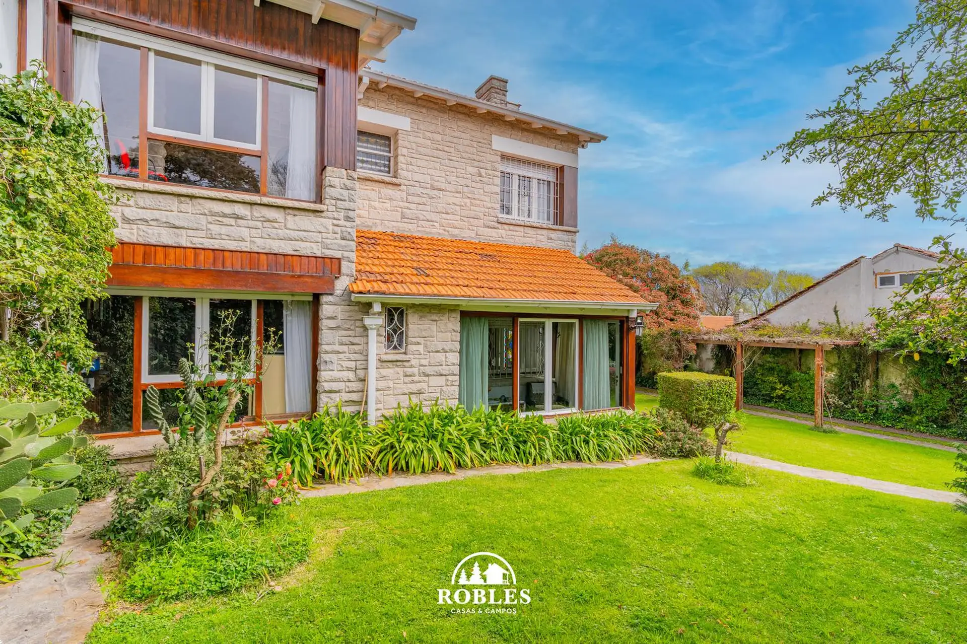 Importante chalet en el excelente barrio Los Troncos