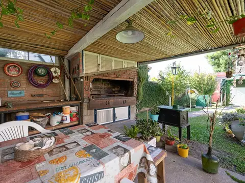 Casa 5 ambientes con 2 baños