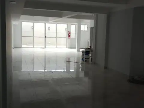Excelente local a estrenar ubicado en mataderos