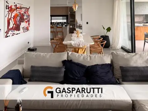 Casa 4 ambientes con 4 baños
