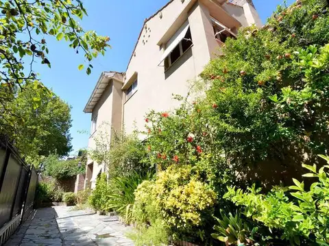 Casa en Martinez de 300m2 y 394m2 lote, 6 ambientes y dependecia amplio  jardín