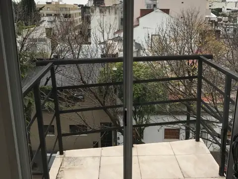 monoambiente con balcon totalmente luminoso