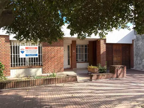 CASA EN VENTA CON AMPLIO TERRENO Y PILETA - MURPHY