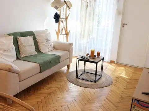 VENTA DEPARTAMENTO DOS AMBIENTES EN COLEGIALES CON PATIO PROPIO Y BAULERA