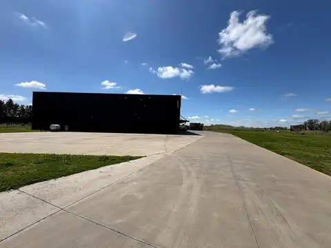 3,080 m2 deposito de 1° linea sobre 90,000 m2 de terreno con frente a 2 rutas.-