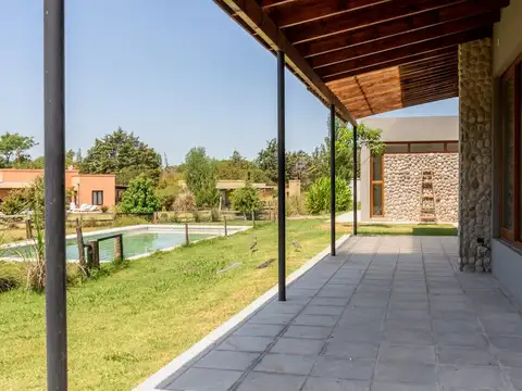 VIVIENDA DE ENSUEÑO, EN BARRIO LOMAS DE SAN FRANCISCO 