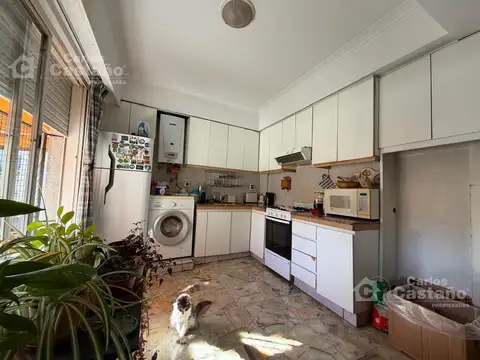 Amplio depto/Ph 4 amb con balcón a media cuadra de Av. Maipú sin expensas.