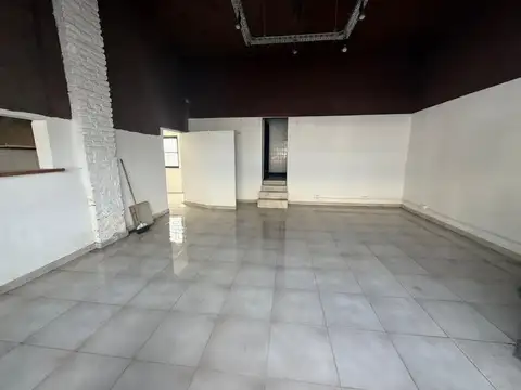 Local en General San Martin ideal gastronómico sobre Pedriel frente a San Anchorena ,R8, tribunales.