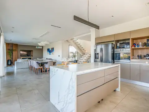 Casa 6 ambientes con 4 baños