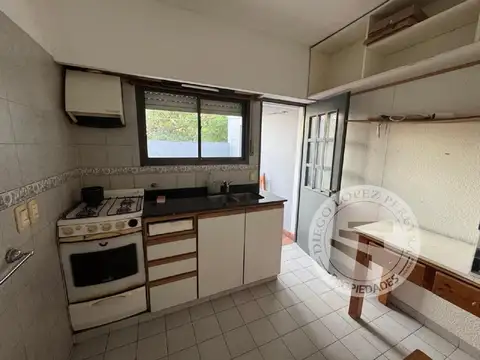 Amplio dos ambientes sobre Ugarte con patio y balcon