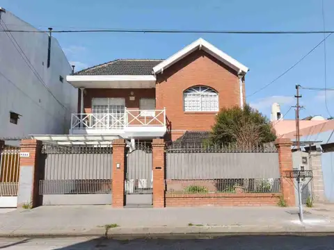 Venta PH tipo casa 4 ambiente Valentín Alsina. 