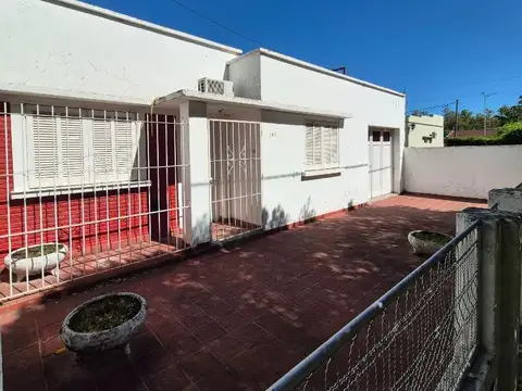 Casa en La Emilia frente a la plaza principal