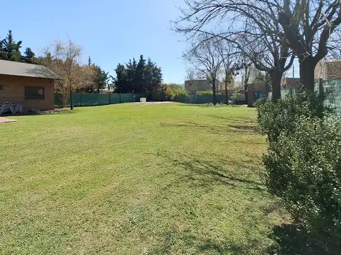 VENTA - CASA DE 2 DORMITORIOS, PISCINA Y GALERIA - ROLDAN