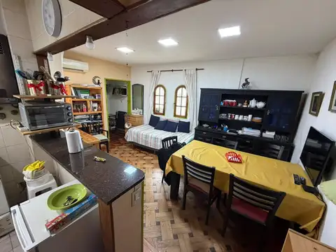 Departamento 2 ambientes muy luminoso - 2do piso x escalera