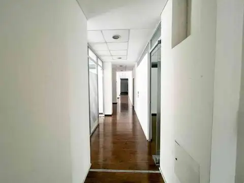 Avenida Presidente Roque Sáenz Peña 700