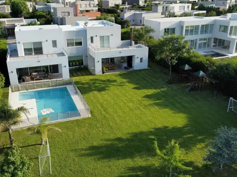 Casa en Alquiler con 4 cocheras