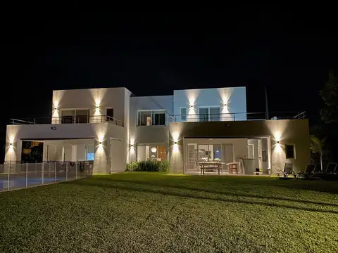 Casa 7 ambientes con 4 baños