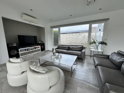 Casa en Alquiler con 4 cocheras