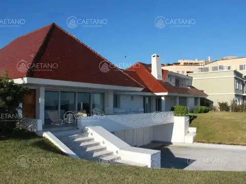 Lujosa mansión en primera linea!