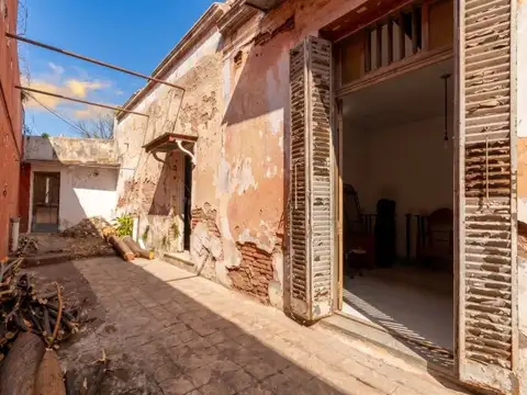 VENTA LOTE / CASA 3 AMBIENTES. A RECICLAR. PARQUE CHACABUCO.