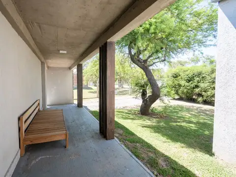 MODERNA CASA, CON 5 DORM, PILETA Y PARRILLA.