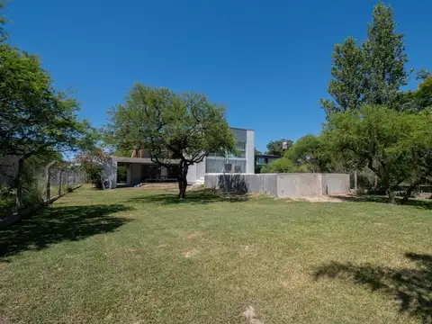 Casa 6 ambientes con 2 baños