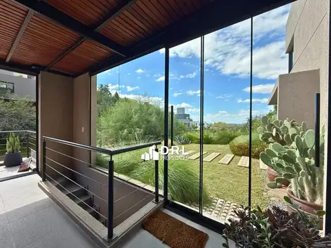 Casa 9 ambientes con 3 baños