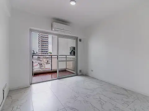 Venta Monoambiente con balcón y parrilla en Villa del Parque.
