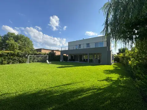 Casa 6 ambientes con 2 baños