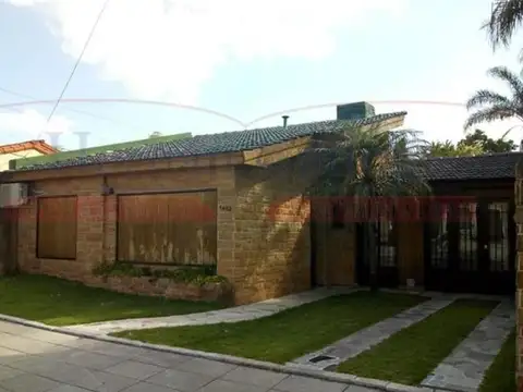 CASA DE 3 AMB. EN RAMOS MEJÍA CON GRAN PARQUE Y COCHERA.
