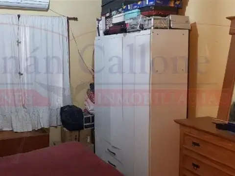 CASA DE 3 AMB. EN RAMOS MEJÍA CON GRAN PARQUE Y COCHERA.