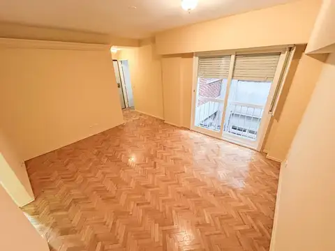 Departamento de 2 ambientes interno, a mts de Av. Gaona.