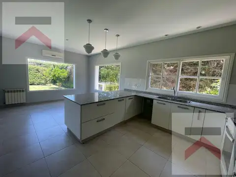 Casa en Alquiler con 4 cocheras