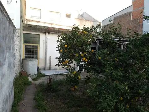 Oportunidad  Propiedad con 2 locales y 2 departamentos con importante espacio verde.