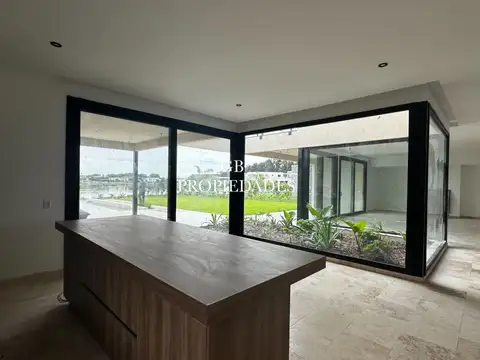 Casa 7 ambientes con 5 baños