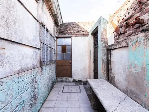 Casa a refaccionar en esq, V Dominico. OPORTUNIDAD