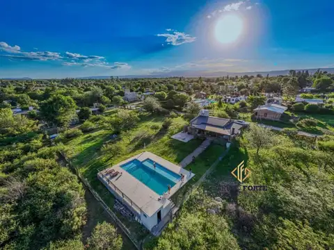 HERMOSA CASA EN VENTA CON PILETA EN VILLA PARQUE SIQUIMAN